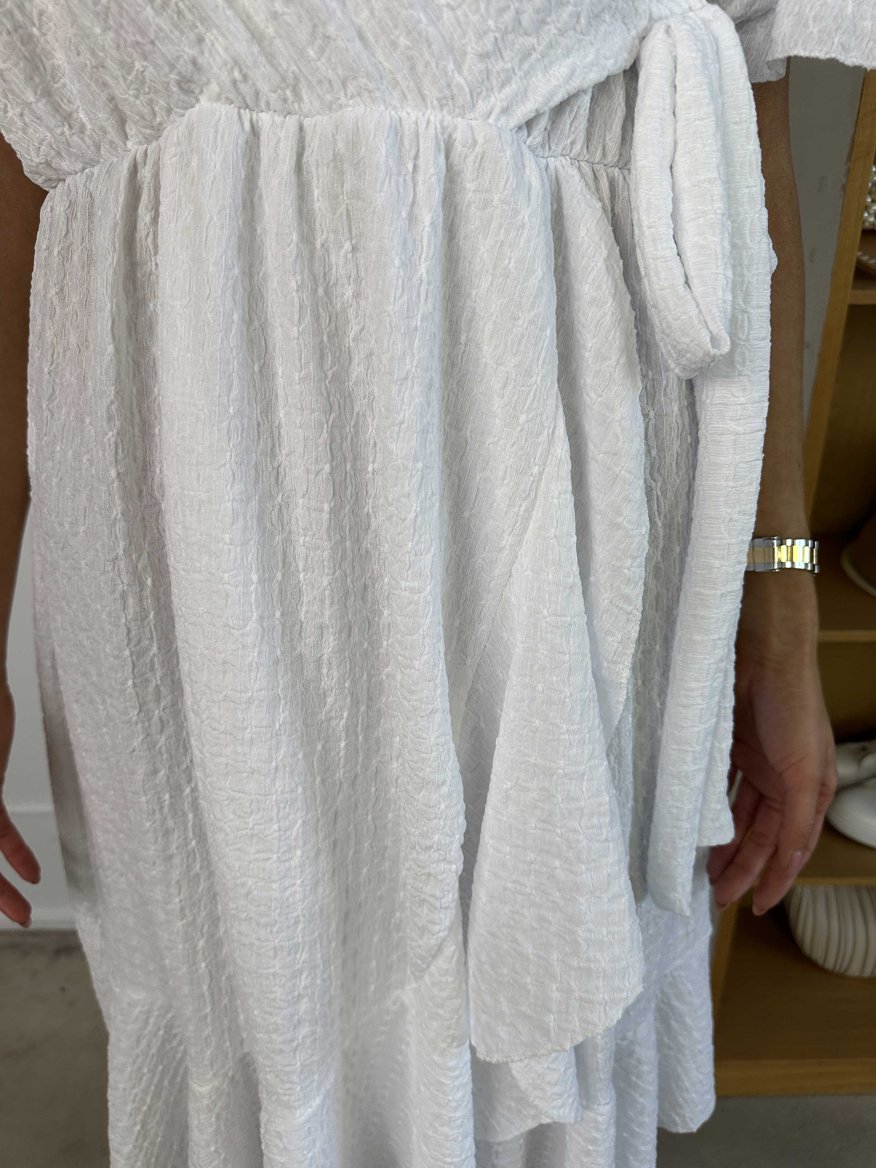 Eliana - Söt omlottklänning med volanger